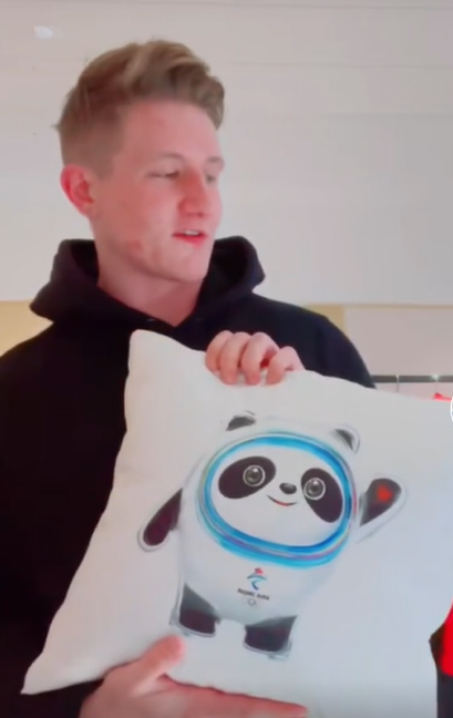 外国运动员拍摄超酷冬奥村:"黑科技"缆车、冰墩墩枕头细节拉满