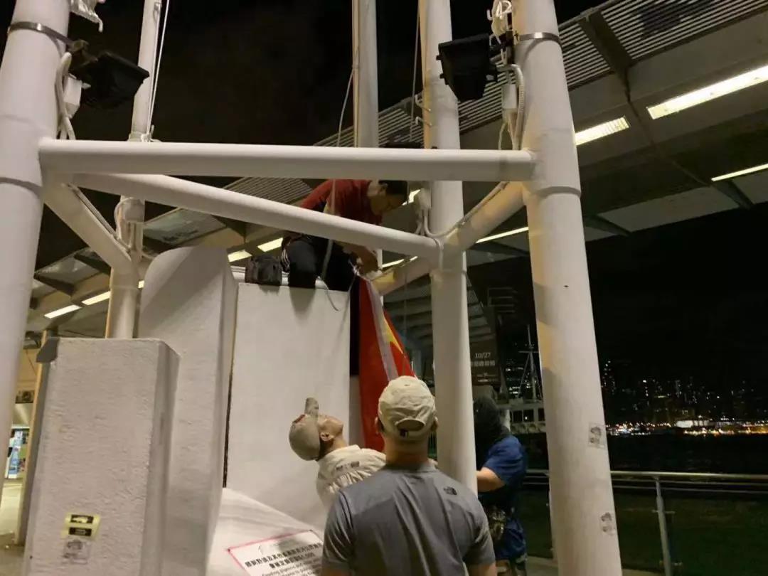 泪目：国旗被香港市民自发重新升起！路过市民敬礼