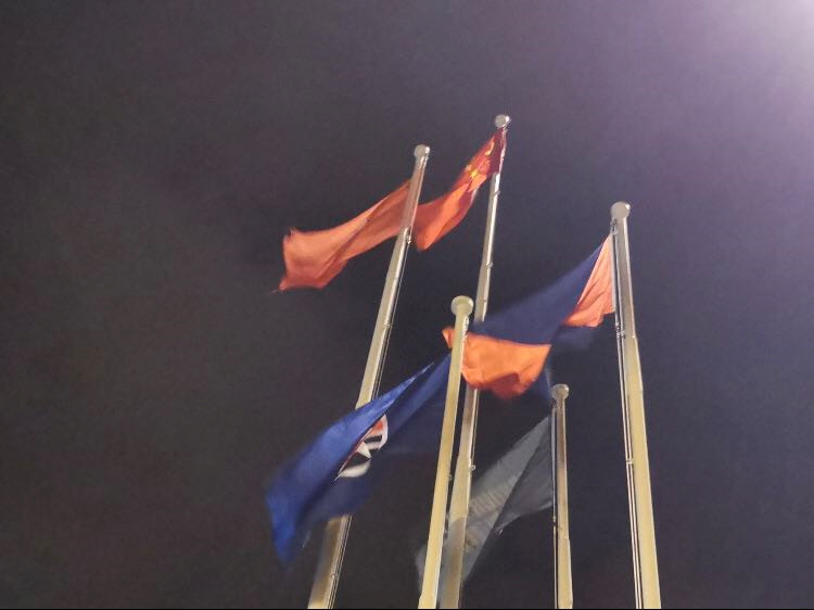 泪目：国旗被香港市民自发重新升起！路过市民敬礼