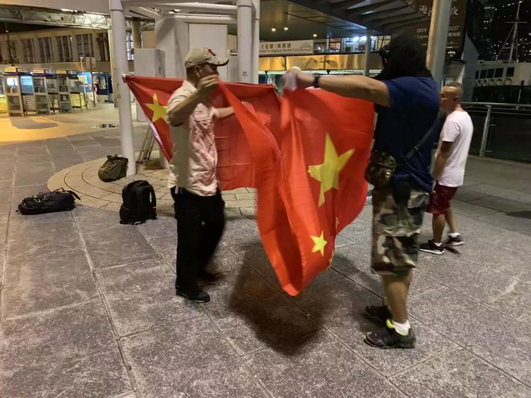 泪目：国旗被香港市民自发重新升起！路过市民敬礼