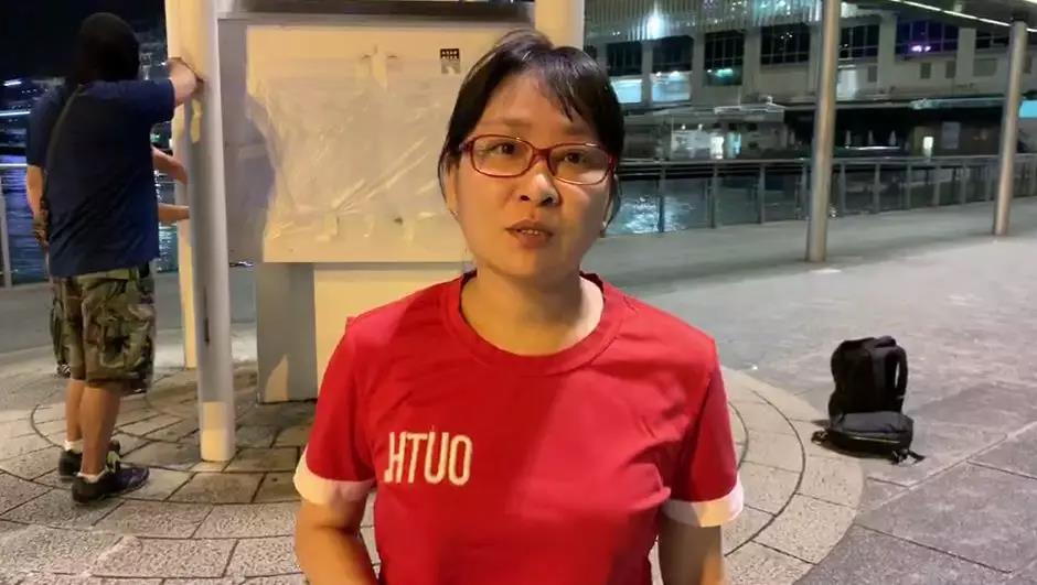 泪目：国旗被香港市民自发重新升起！路过市民敬礼
