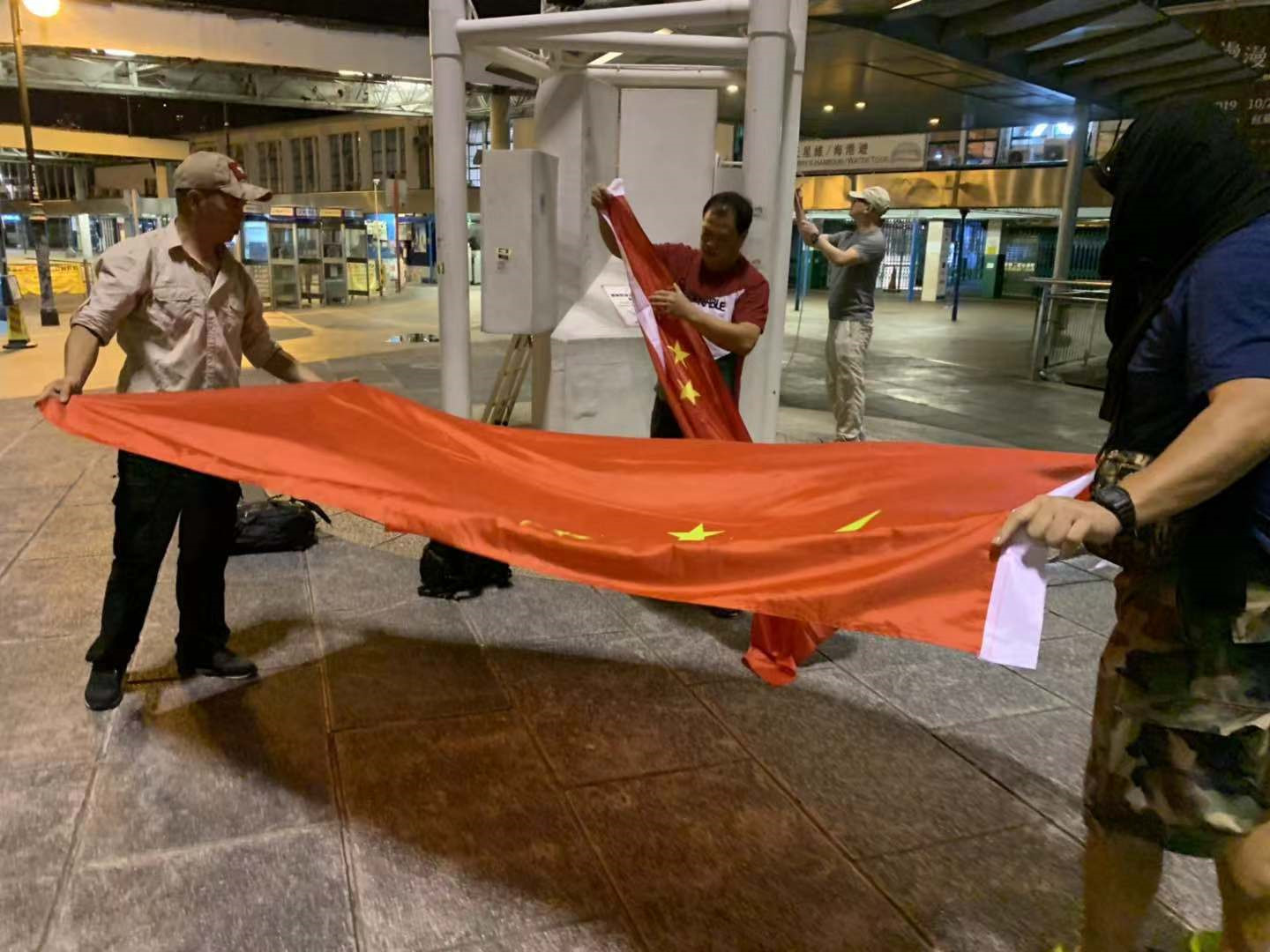 泪目：国旗被香港市民自发重新升起！路过市民敬礼