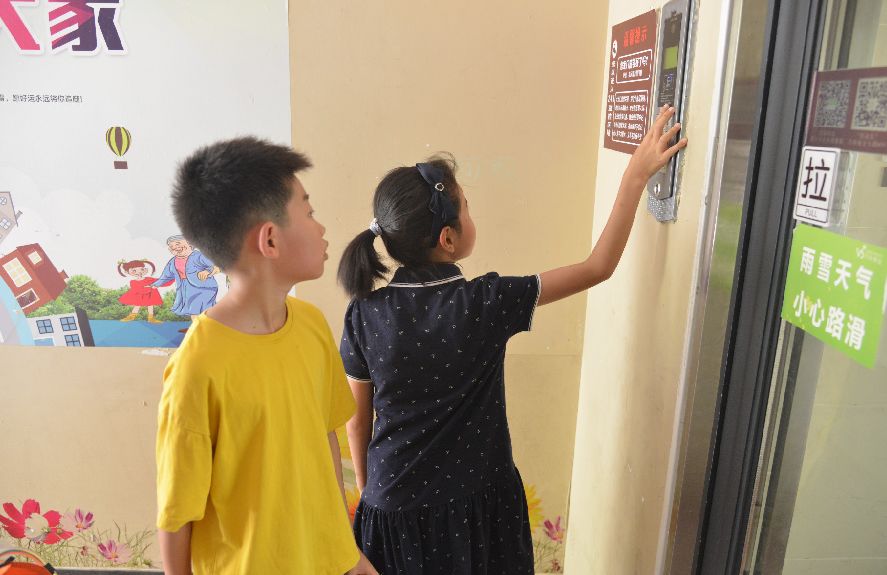 两个小学生火了！烈日高温下他们干了件了不起的事