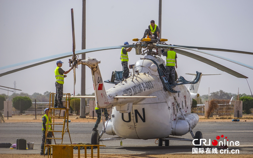 中国赴苏丹达尔富尔维和直升机分队里的保障尖兵(组图)