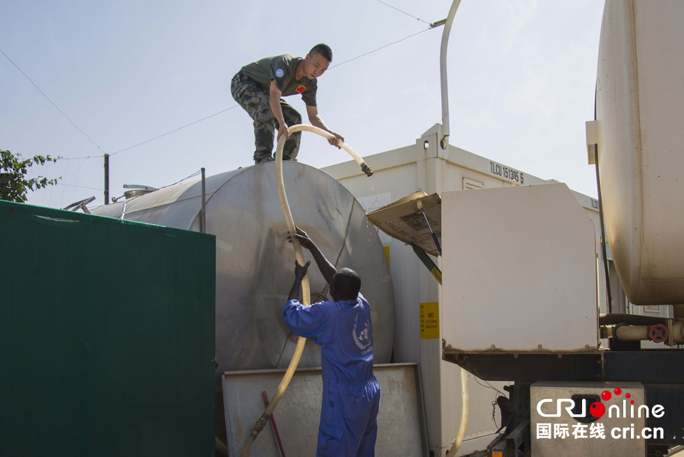 中国赴苏丹达尔富尔维和直升机分队里的保障尖兵(组图)