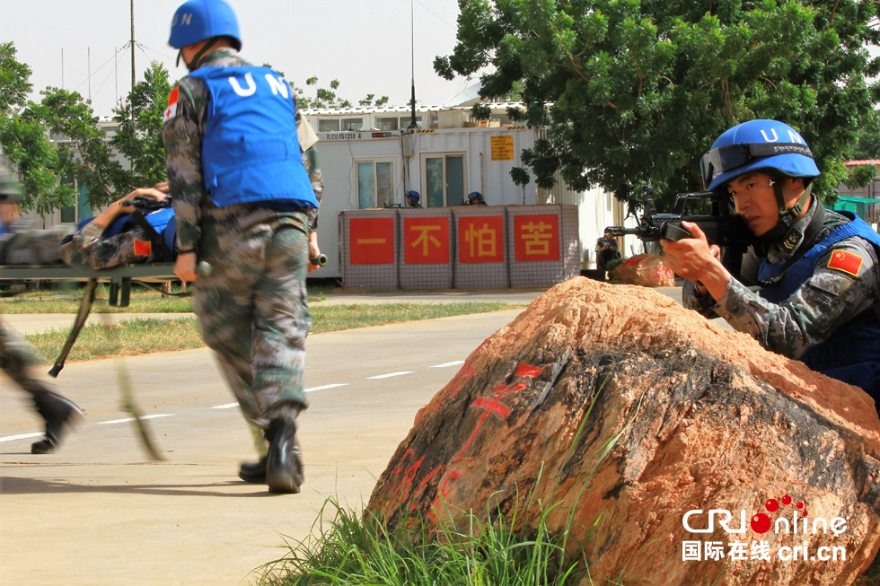 中国赴苏丹达尔富尔维和直升机分队里的保障尖兵(组图)