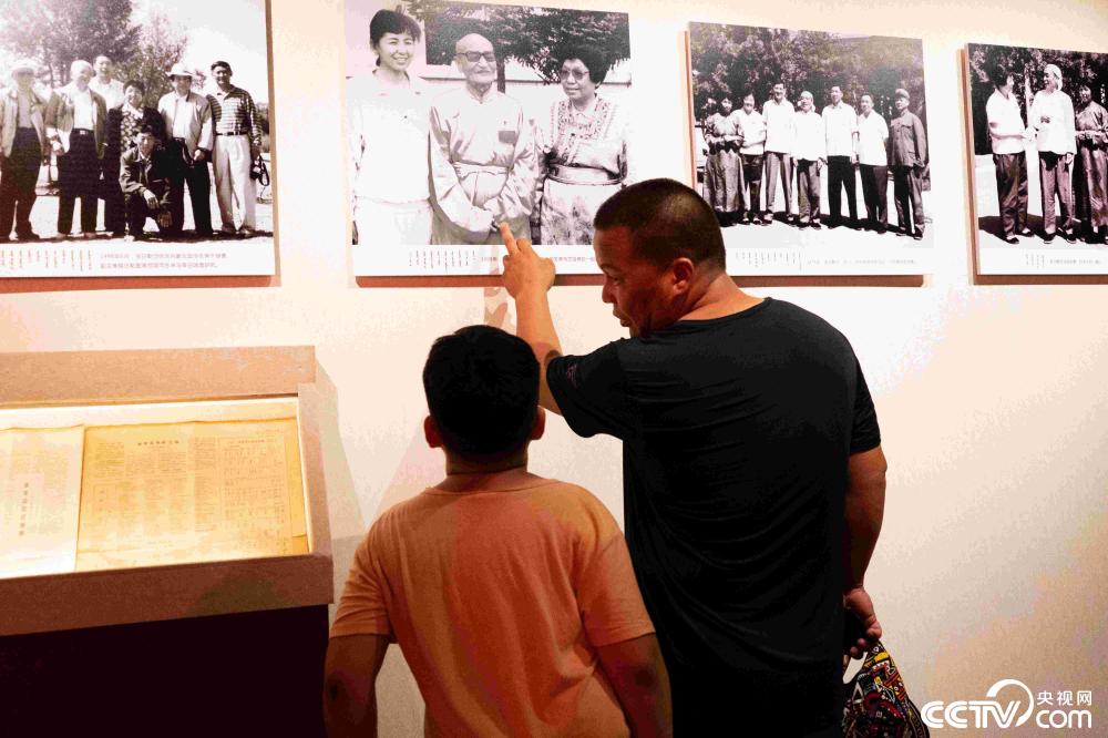 【新时代·幸福美丽新边疆】乌审召：牧区有“大寨” 荒漠有