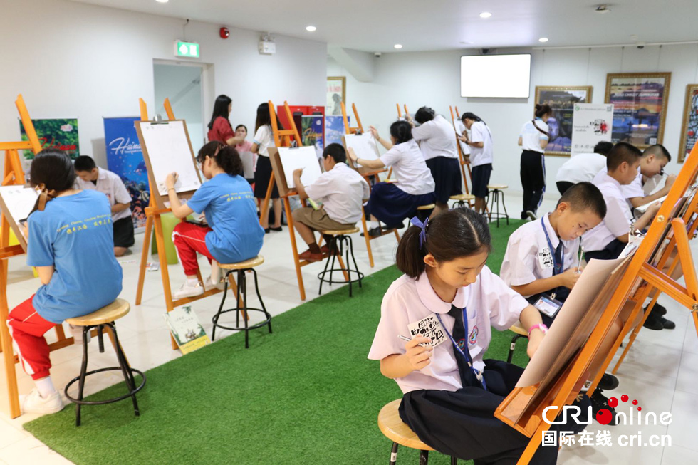 图片默认标题_fororder_4、泰国孩子们参加绘画比赛