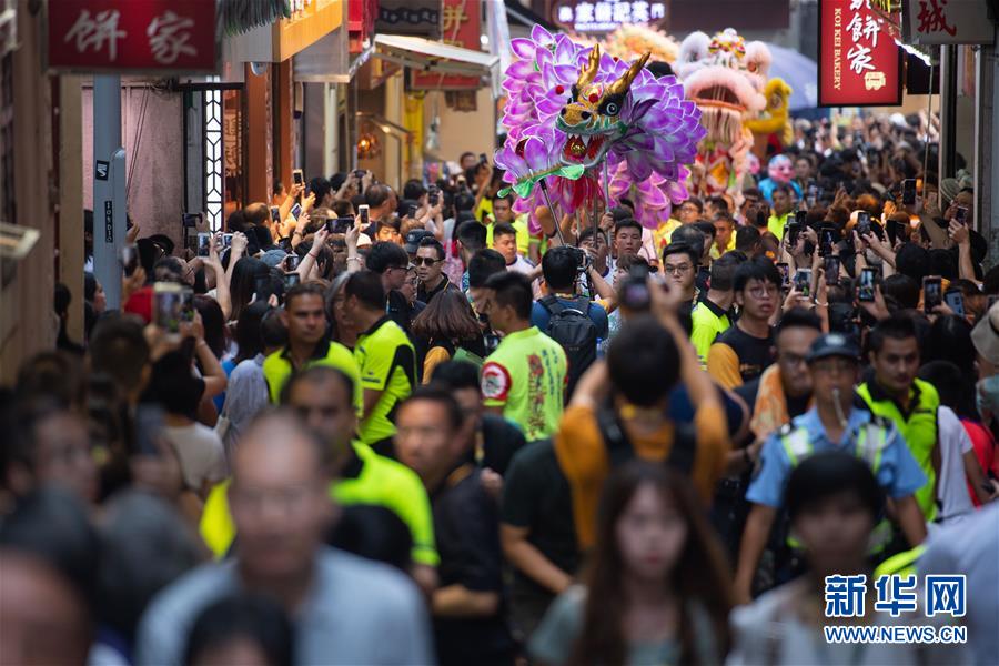 澳门“2019武林群英会”举行武术龙狮巡游