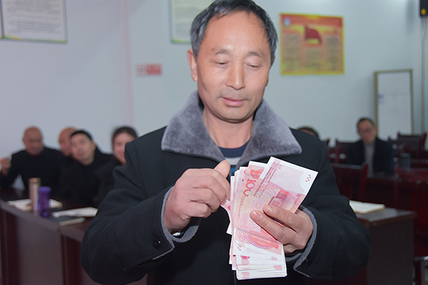 自贡荣县:8000万元兑现款细看这个企业的诚信与担当_fororder_4村民领取工资