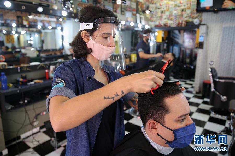 巴西圣保罗：重新开放理发店和餐厅
