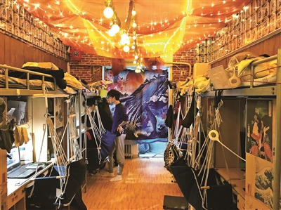 网红“最魔幻宿舍”将限期整改 私设地毯存消防隐患