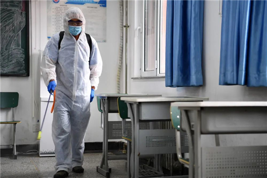 图片默认标题_fororder_7月3日，在天津中学，防疫人员对考场进行消毒。新华社记者 李然 摄