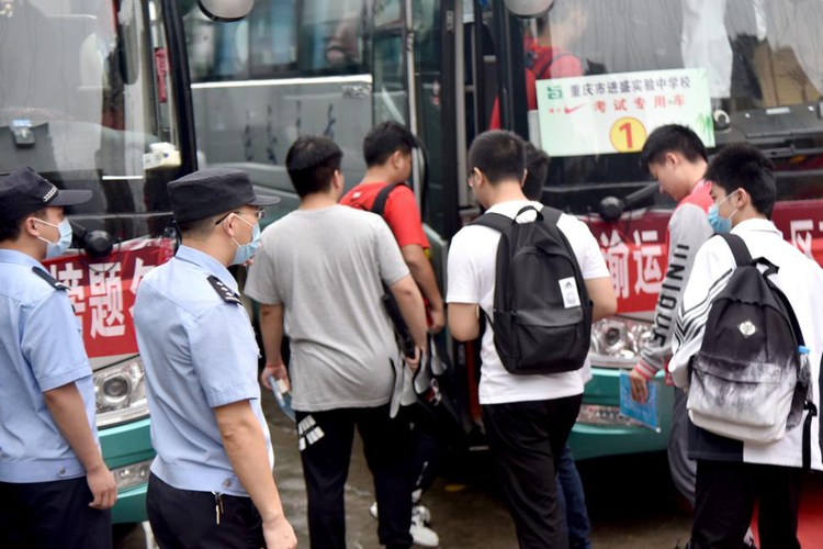 （有修改）【B】重庆万盛警方组建“护航团” 为1200余名考生护航