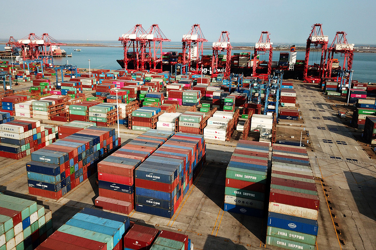 图片默认标题_fororder_图5 江苏连云港港口码头，正在装卸中的进出口货物（来源：视觉中国）