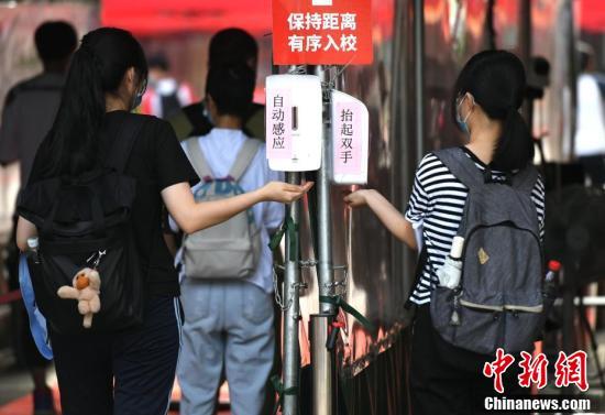 图片默认标题_fororder_試験場に入る前に手の消毒をする受験生たち