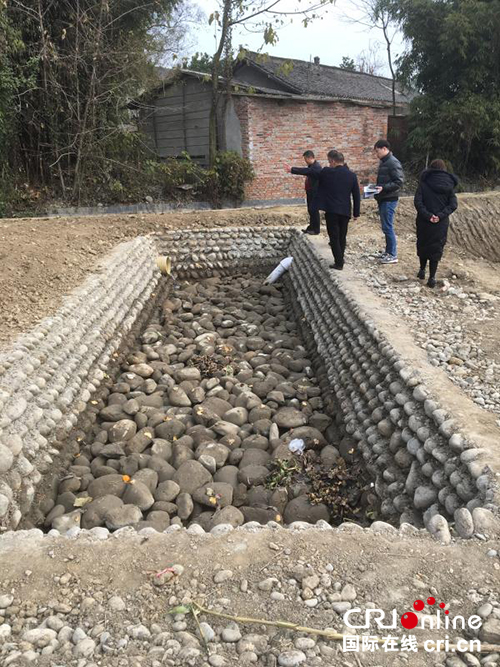 图片默认标题_fororder_检查厌氧池修建情况