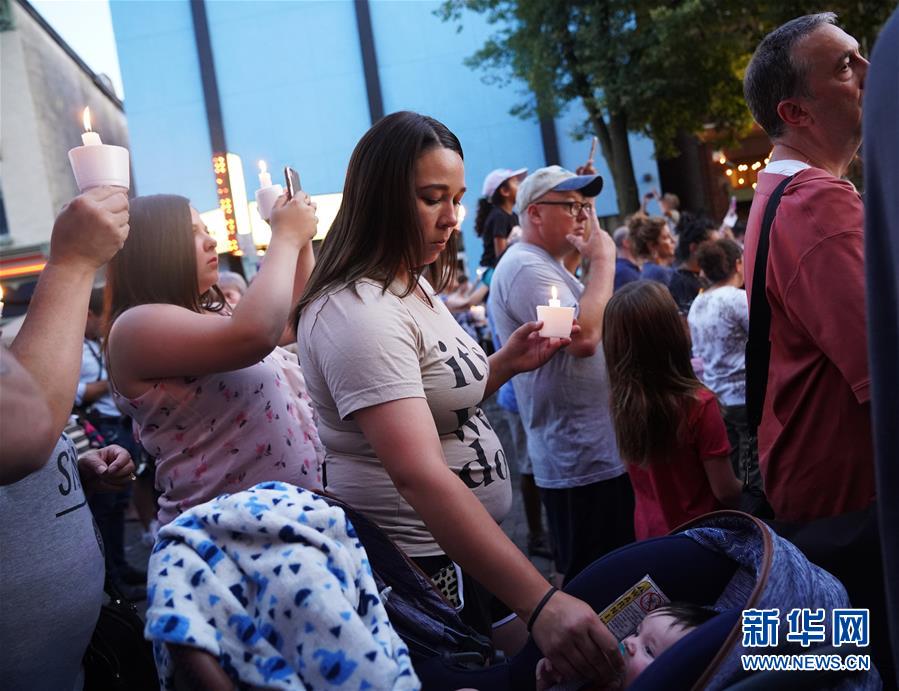 美国代顿市悼念枪击事件遇难者