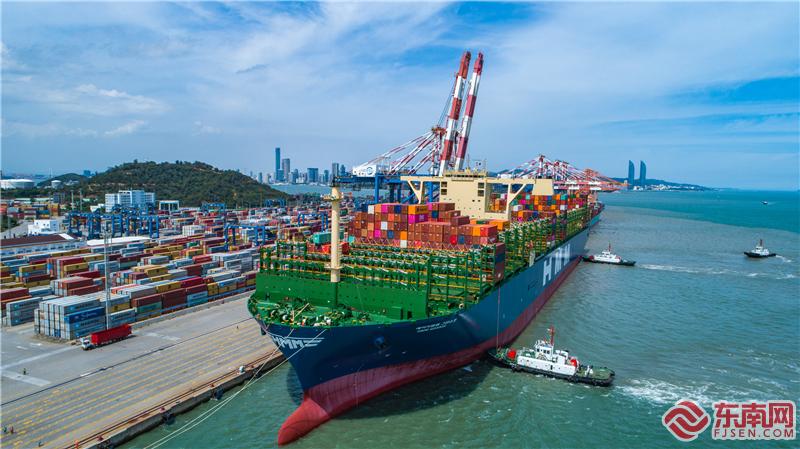 “船王”首航厦门港 韩国现代商船同日加盟 “丝路海运”