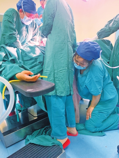 【河南在线】郑州护士单手托举43分钟“抢”回孩子