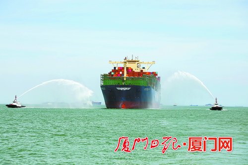 世界最大集装箱船首航厦门港 其船东为全球十大航运公司之一