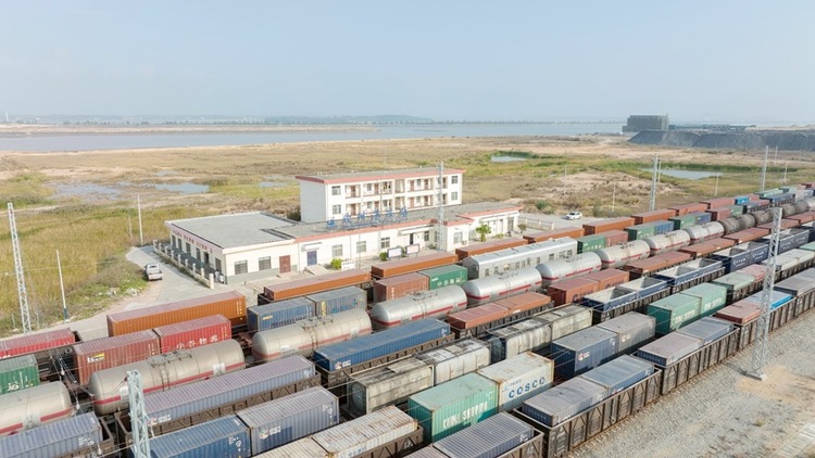 西部陆海新通道铁海联运发送货物同比增幅64.8%