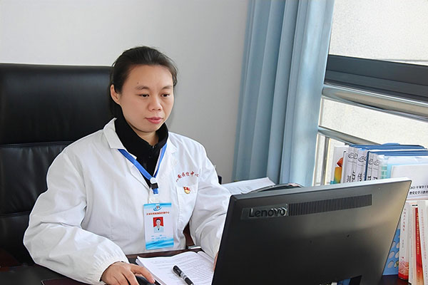 四川省五一巾帼标兵刘利:疾病预防控制工作佼佼者 全力保障健康卫生有效落实_fororder_大安区疾控中心自贡市大安区疾病预防控制中心副主任刘利工作中(供图-自贡市总工会)