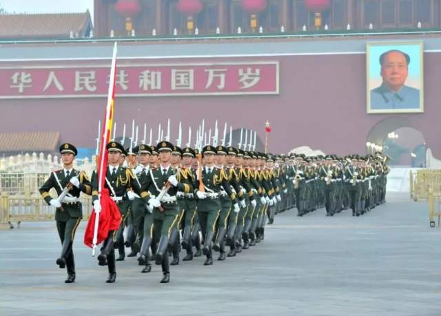 别了，武警天安门国旗护卫队！ 你好，全新亮相的解放军仪仗队！