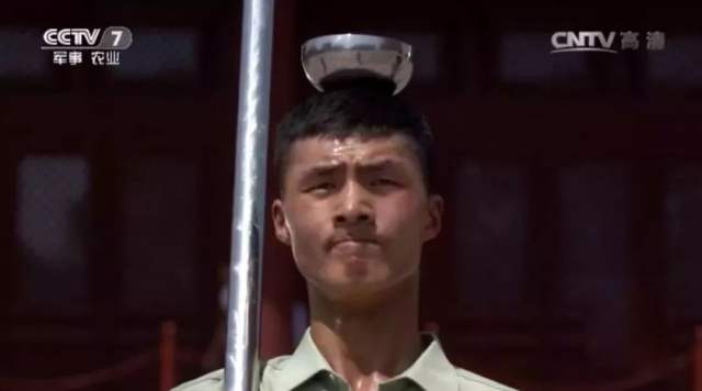 别了，武警天安门国旗护卫队！ 你好，全新亮相的解放军仪仗队！