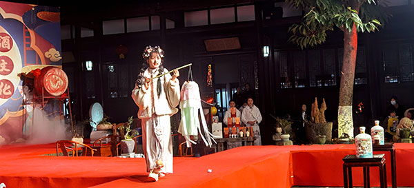 宜宾:中国酒都酒文化藏品馆举办赏汉服庆元宵活动_fororder_汉服展示-摄影-高学兵