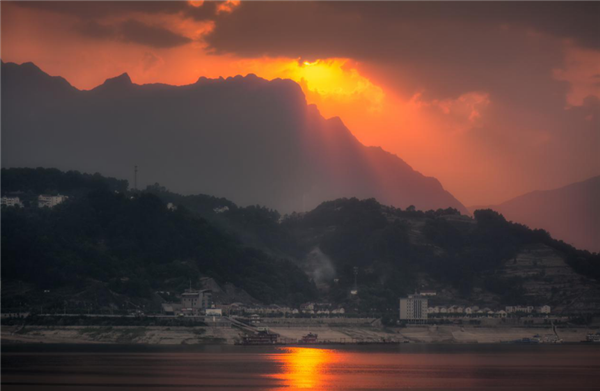 【B】三峡水库减少下泄量 每天多拦蓄约2.9个东湖水量