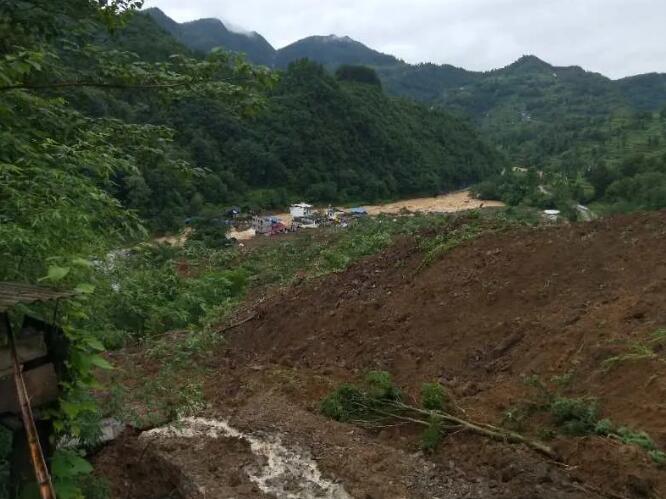 贵州铜仁松桃苗族自治县甘龙镇石板村田堡组发生1处山体滑坡