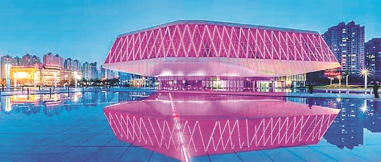 助力国际友城竞选 粉红色灯饰点亮哈尔滨音乐厅