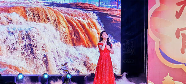 宜宾:中国酒都酒文化藏品馆举办赏汉服庆元宵活动_fororder_6738841d573d364590b9ca16a32dd43