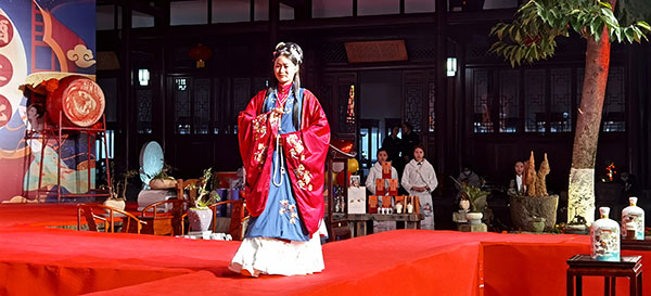 宜宾:中国酒都酒文化藏品馆举办赏汉服庆元宵活动_fororder_汉服展示-摄影-高学兵1