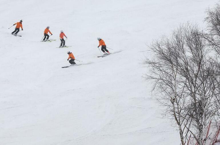 Beijing 2022 Kış Olimpiyatları'nda görevli Çinli doktorlar kayakta ustalaştı_fororder_doktor ekibi