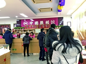 新年全家福中式风格受追捧 一天近200家庭拍照