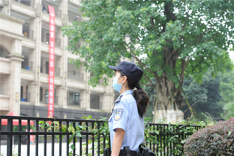 【B】重庆渝中女警用特殊方式陪伴儿子共迎高考