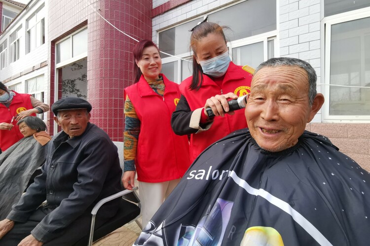 山区村民乐了!第一书记牵线搭桥引来志愿者