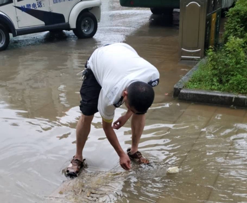 暴雨中见担当 江西财经大学师生联合参与抢险救灾工作 暴雨中见担当 江西财经大学师生联合参与抢险救灾工作