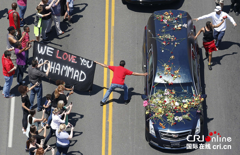 传奇拳王阿里安葬故乡公墓 数千民众夹道送别