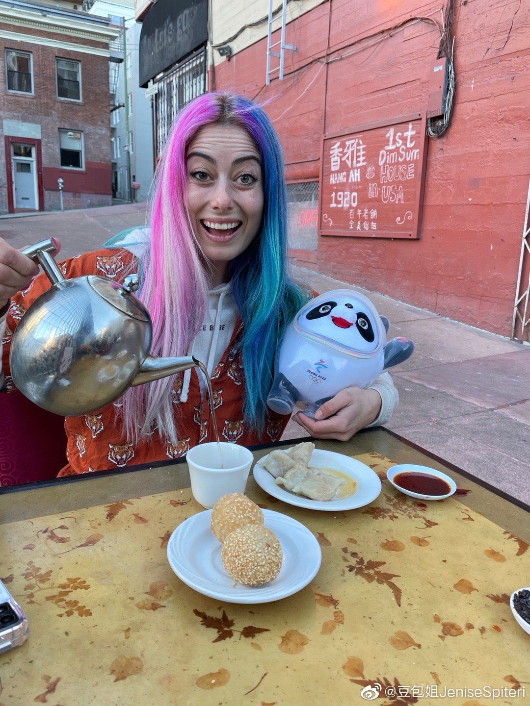 马耳他“豆包姐”带冰墩墩逛唐人街 还点了饺子和麻团