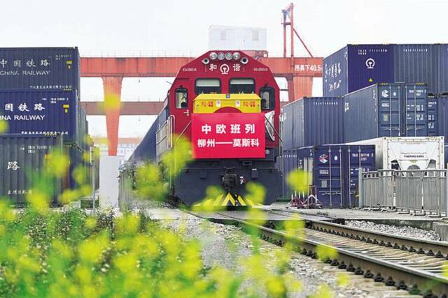 广西柳州:工程机械产品远销海外 广西柳州:工程机械产品远销海外