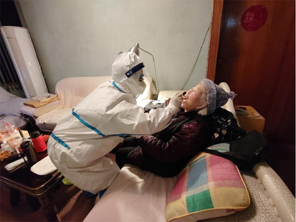 成都青羊:11名老人行动不便 “大白”上门来服务_fororder_未标题-2