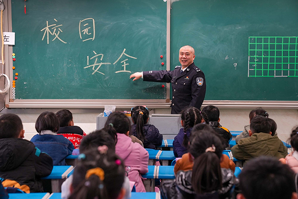 【原创】重庆渝中区：校警十年如一日默默奉献 学校为其举办荣休仪式_fororder_图片17