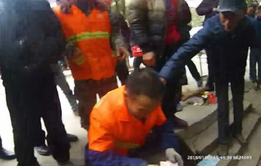 男子当街扇环卫工耳光被行拘 嫌垃圾车正对车晦气