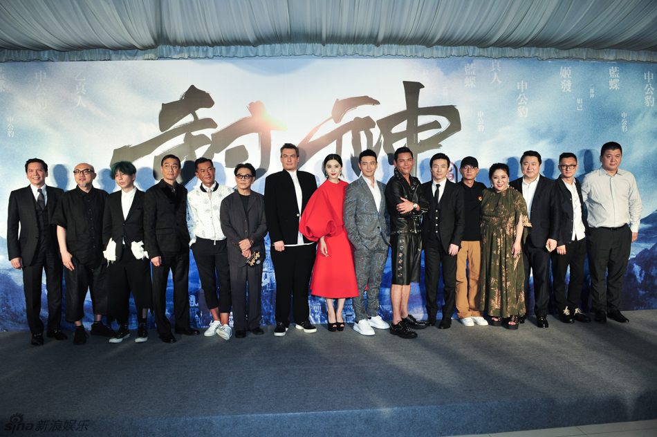 范冰冰夸张裙子变大红 黄晓明没带baby文章低调亮相