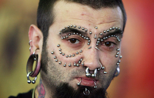 2008年,保加利亚男子在年度国际纹身大赛上展示其纹身和人体穿孔艺术
