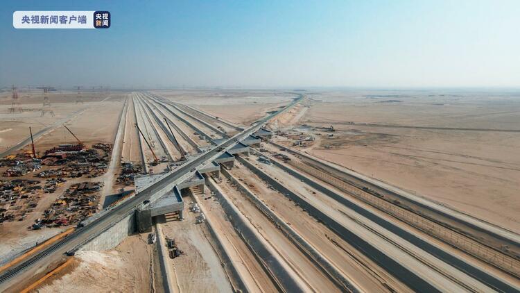 阿联酋联邦铁路二期项目B标段主线铺轨顺利贯通