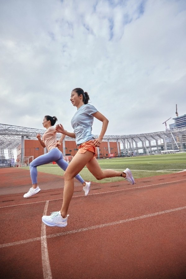 HOKA ONE ONE(R)推出CLIFTON 8 & KAWANA春日女子系列 HOKA ONE ONE(R)推出CLIFTON 8 & KAWANA春日女子系列